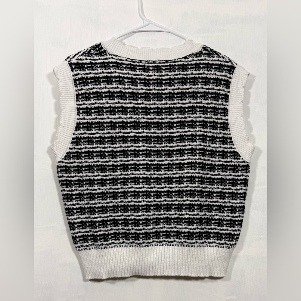 Fashion Size Small Black and White Sleeveless Sweater Vest - Picture 6 of 9